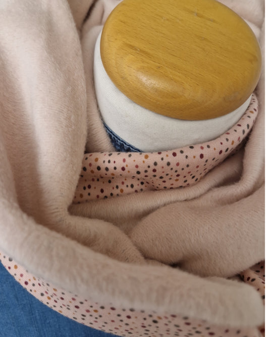 Loop-Schal in Baumwolle-Fleece, Farbe peach mit Pünkten in lila, bordeaux, senf, rosa