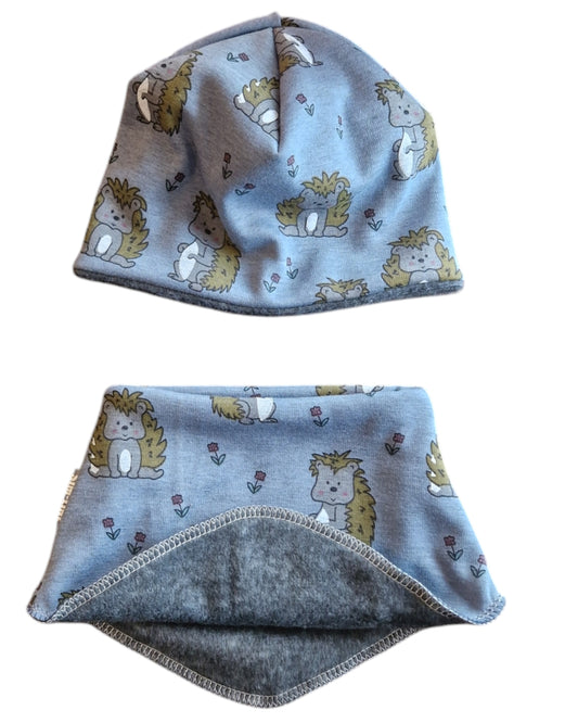 Kindermütze und Schlupfschal in Baumwolle und Fleece, jeansblau mit Igel