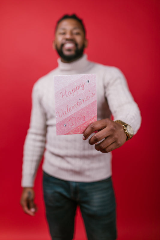 Mann mit Schal zum Valentinstag mit Karte