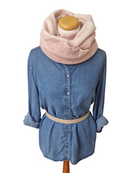 Loop-Schal in Baumwolle-Fleece,  Farbe peach mit Pünkten in lila, bordeaux, senf, rosa