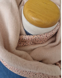 Loop-Schal in Baumwolle-Fleece,  Farbe peach mit Pünkten in lila, bordeaux, senf, rosa